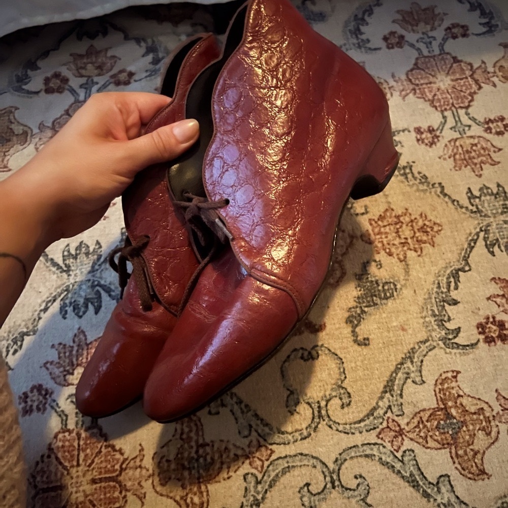 Vintage leather burgundy scalloped booties